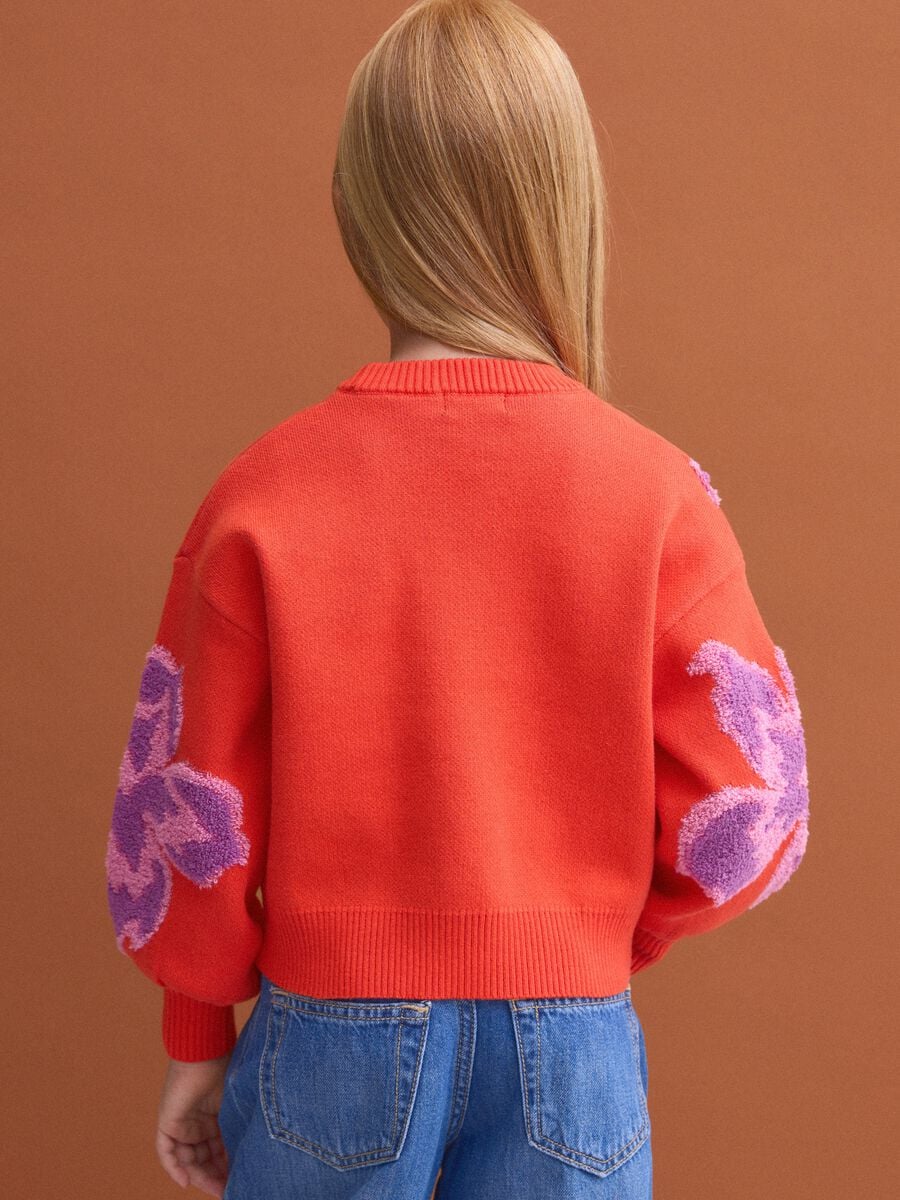 Maglia rossa in puro cotone a girocollo con fantasia floreale per bambina_2