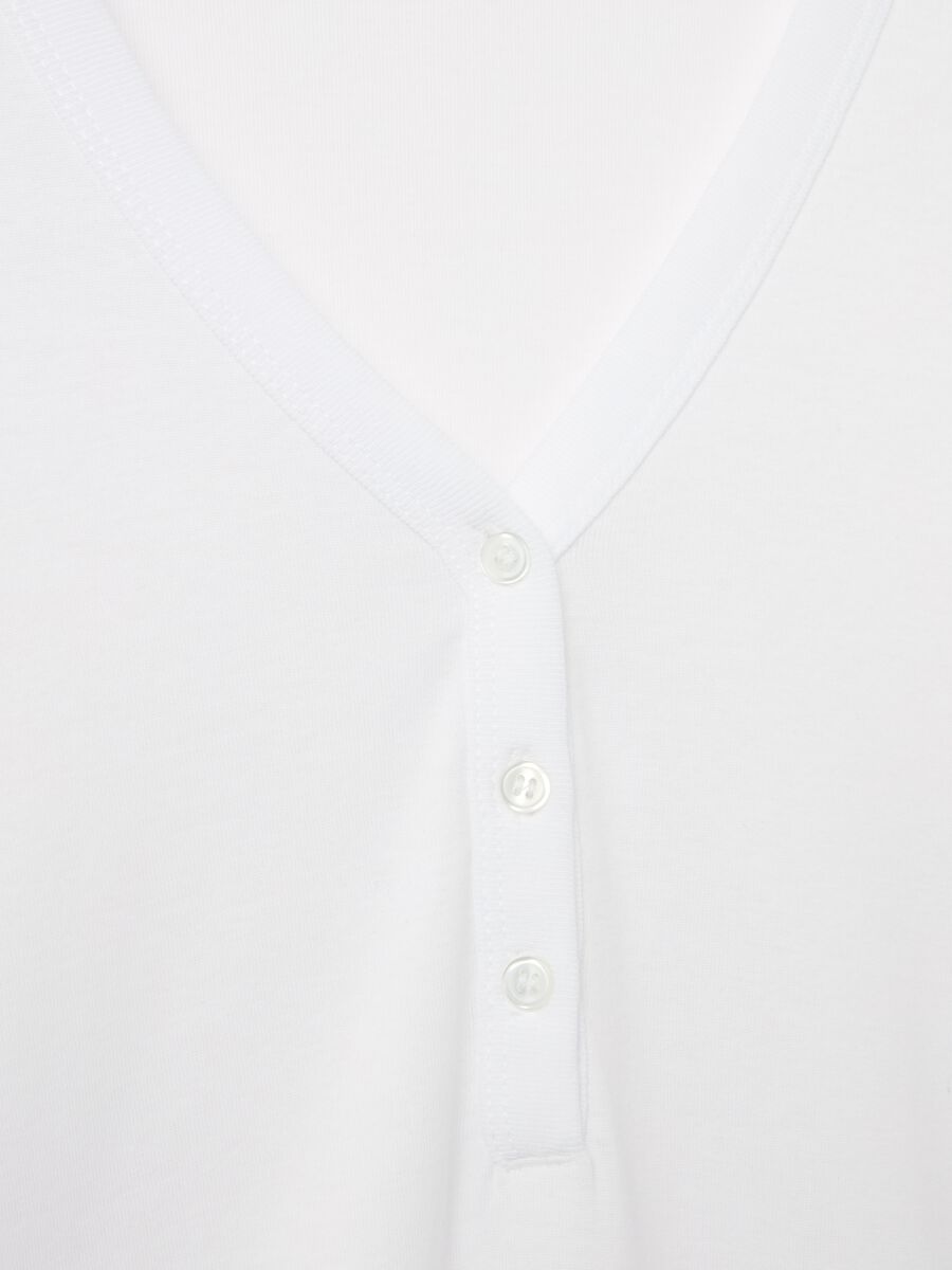 Curvy T-shirt with V granddad neckline_5