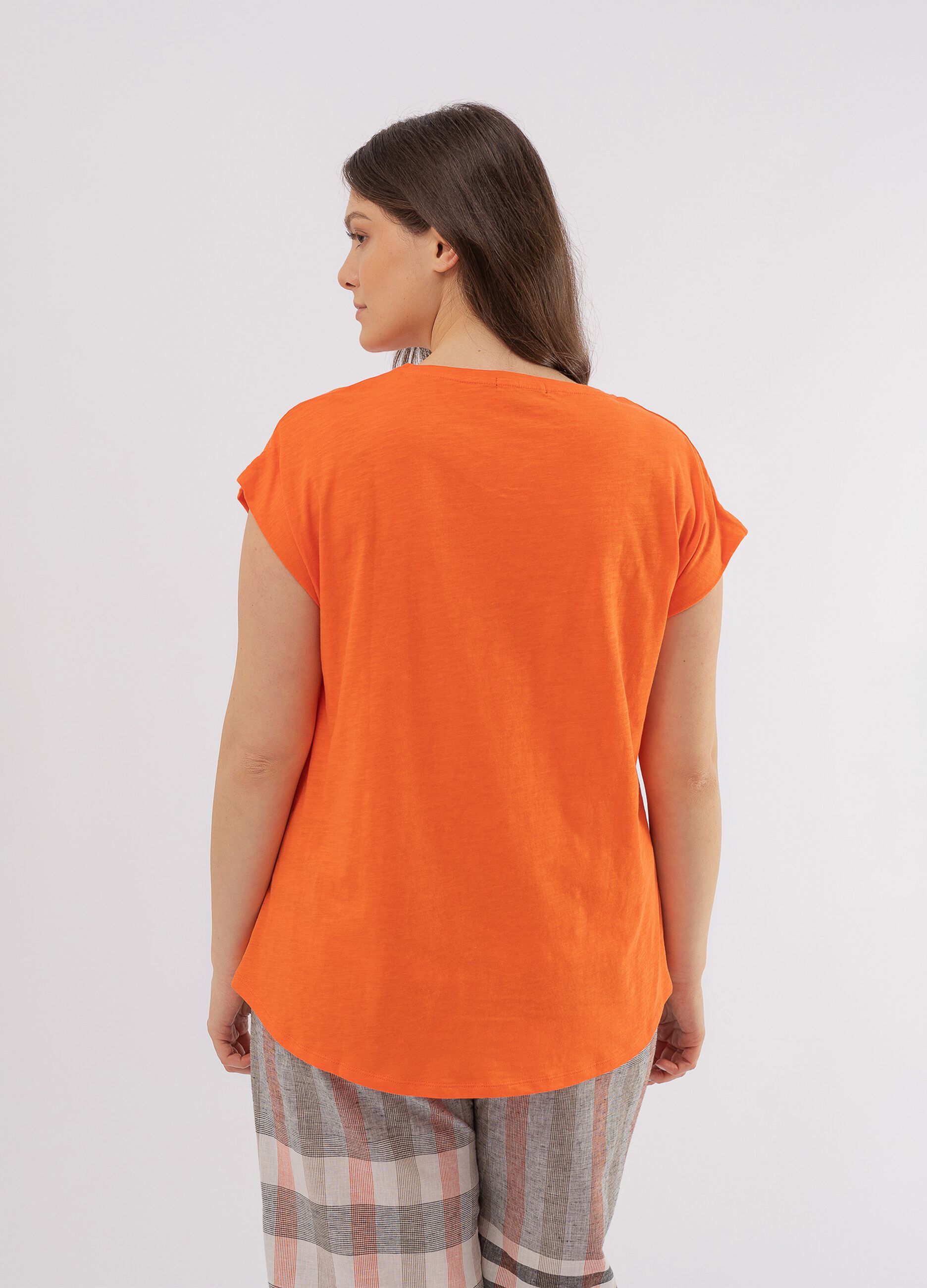 T-shirt in cotone slub con scollo a V Curvy