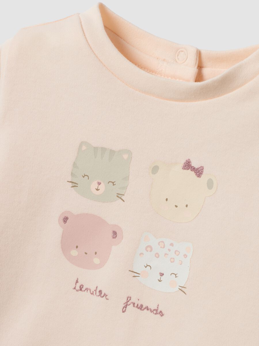 Maglia rosa in puro cotone organico con girocollo e stampa animaletti_2