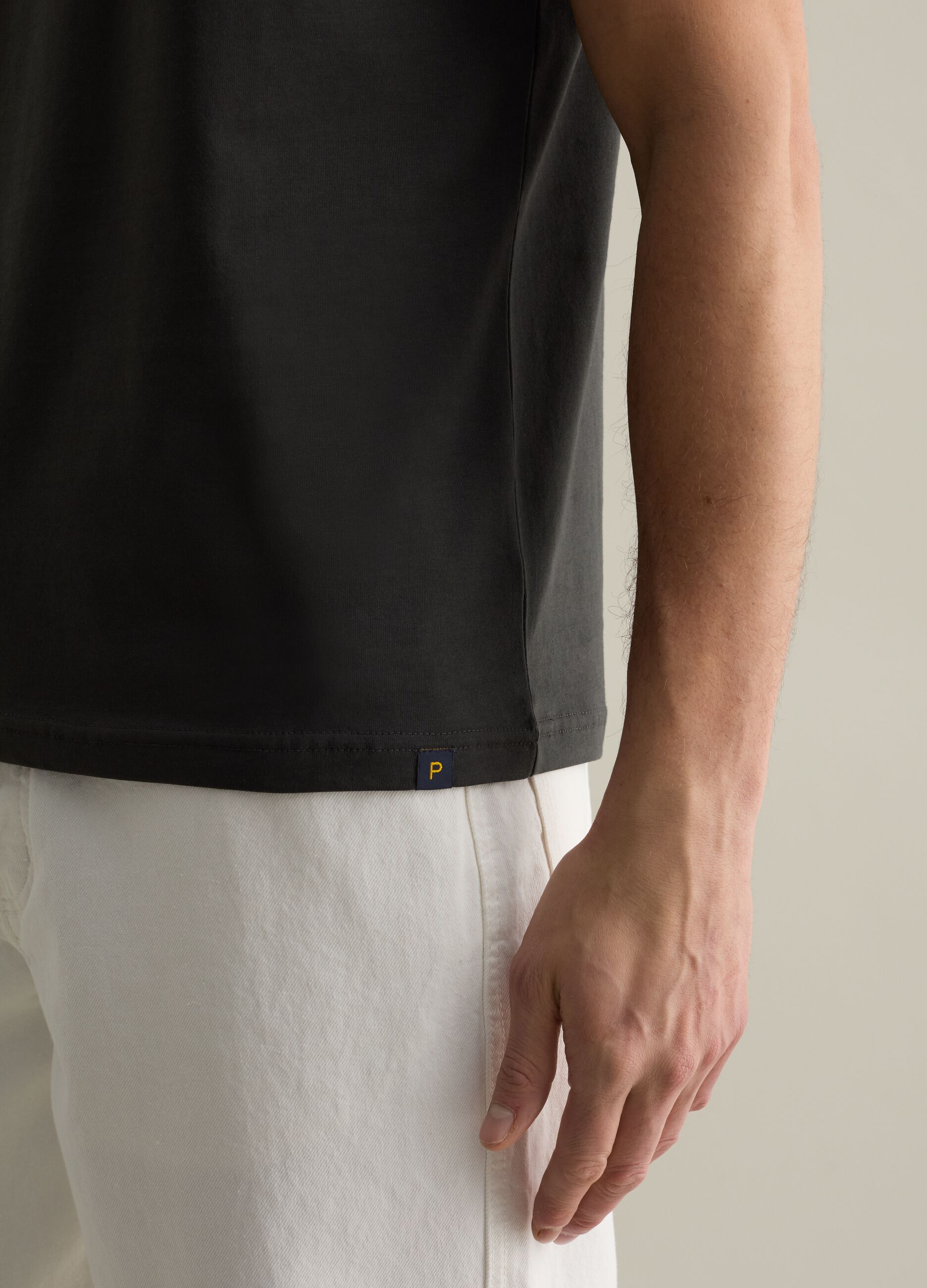 Plain cotton T-shirt with round neck.