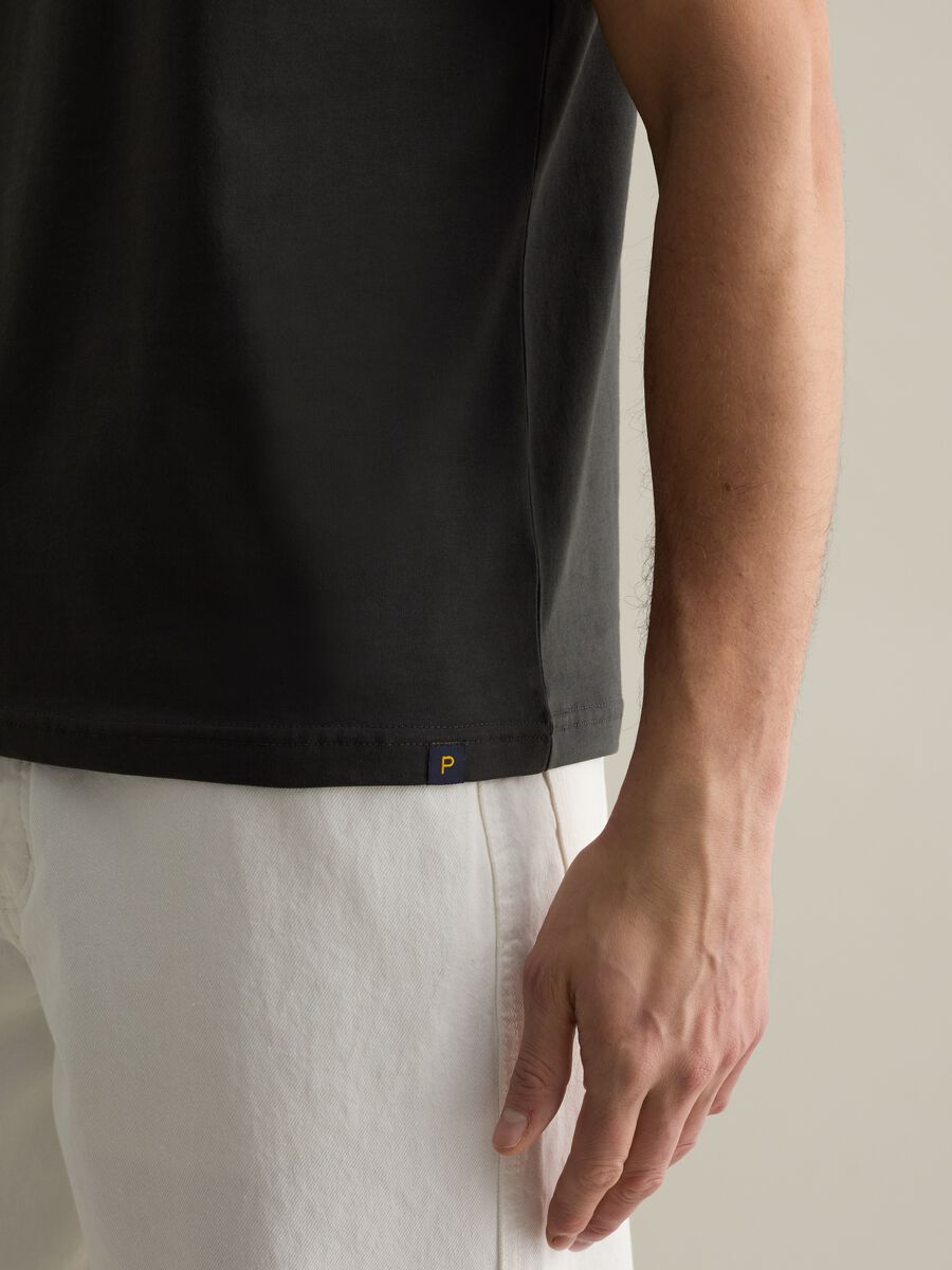 Plain cotton T-shirt with round neck._2
