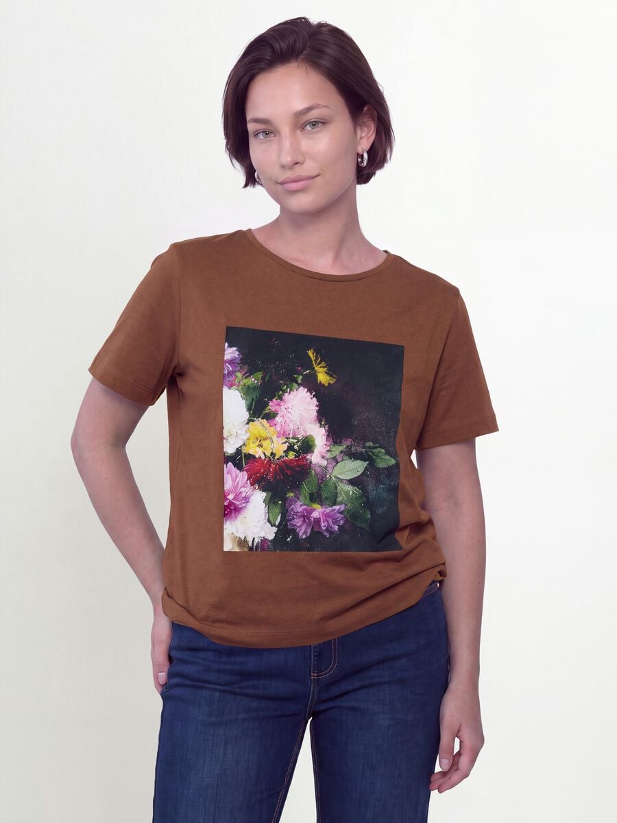 T-shirt marrone in puro cotone con stampa floreale regular fit_0