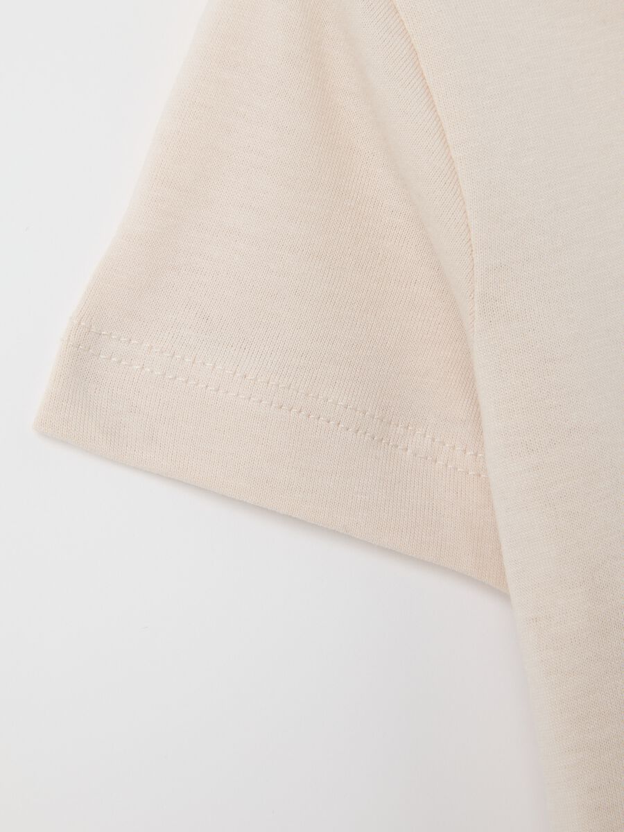 Beige top with short sleeves and boats_3