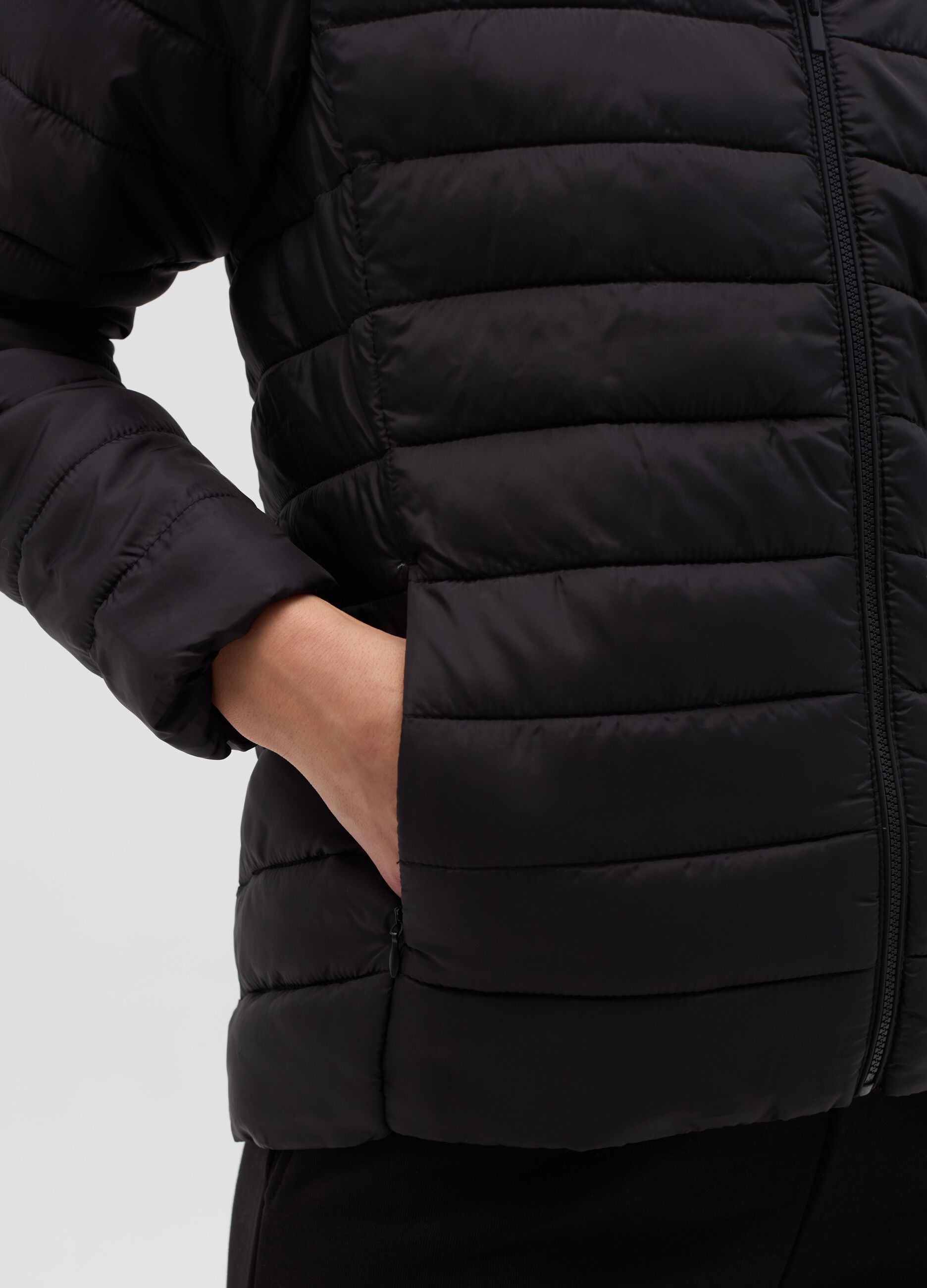 Piumino corto ultralight con cappuccio e zip