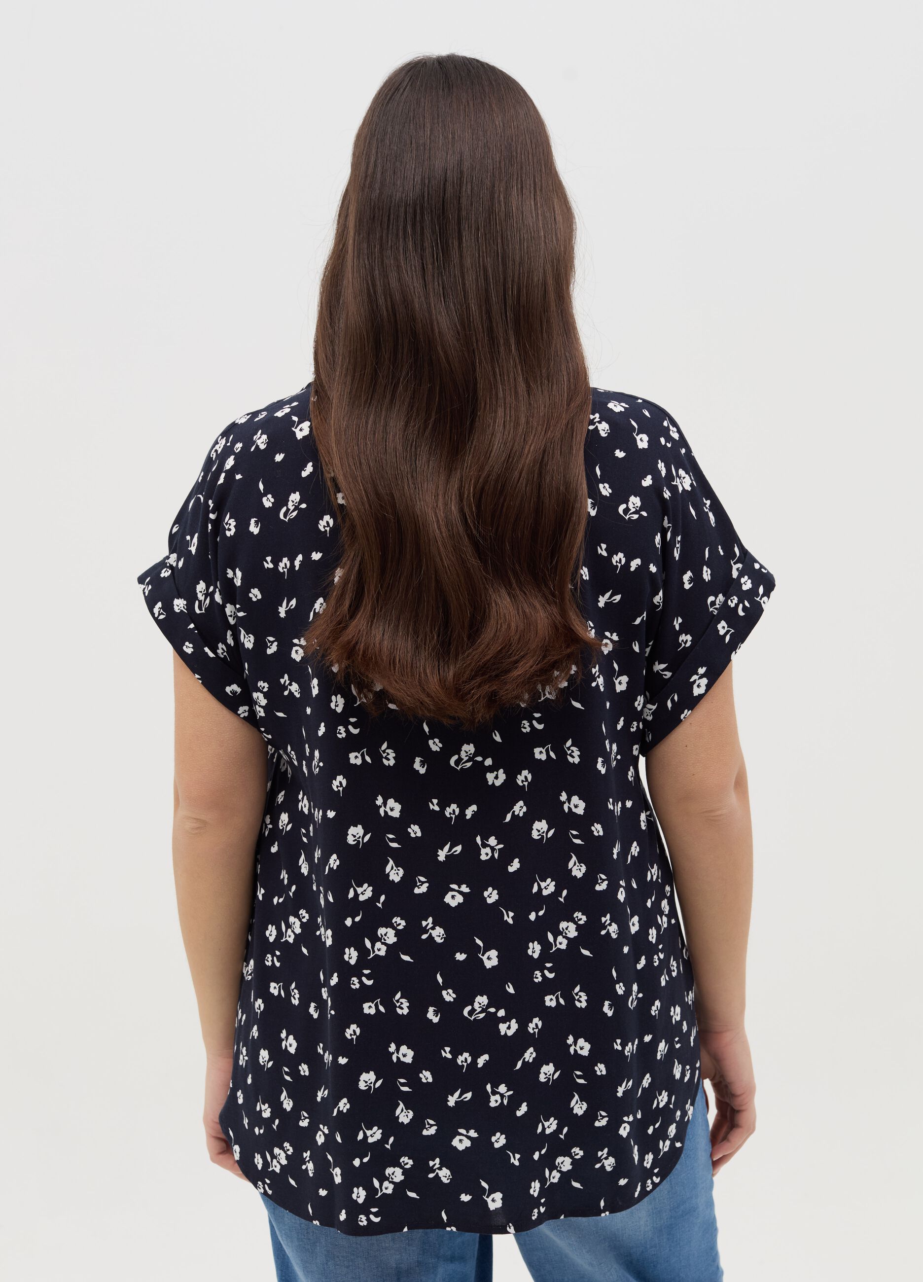 Curvy blouse with V neckline and pattern