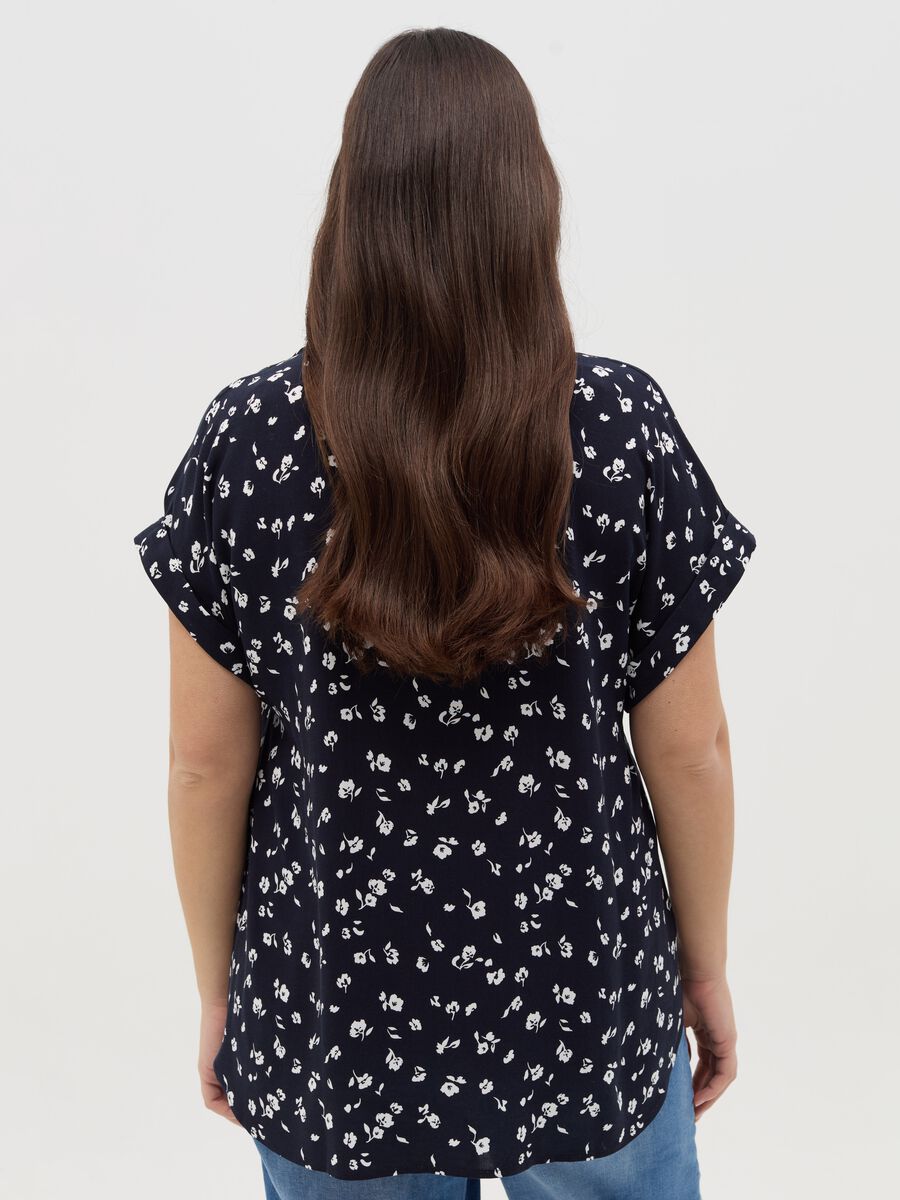 Curvy blouse with V neckline and pattern_3