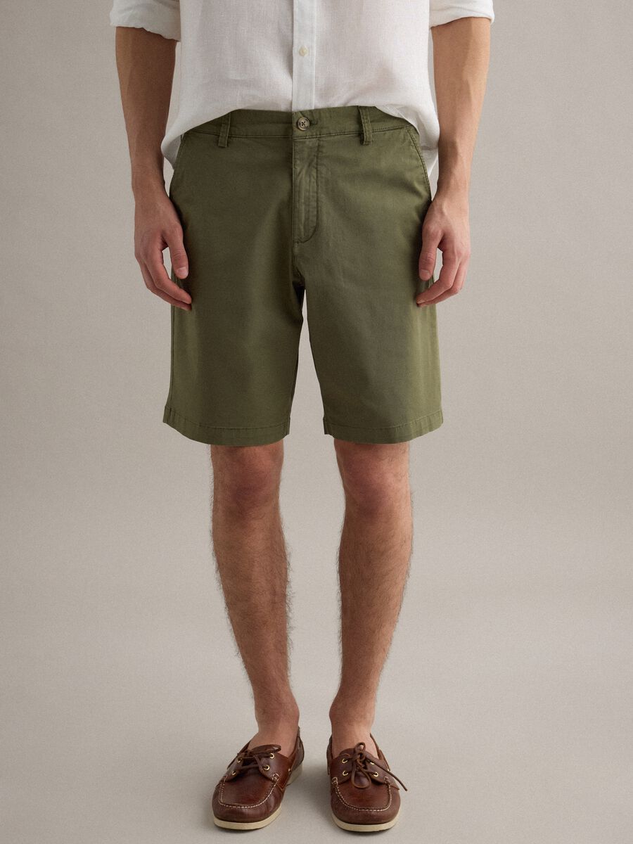 Shorts chino in cotone elasticizzato verde regular fit_1