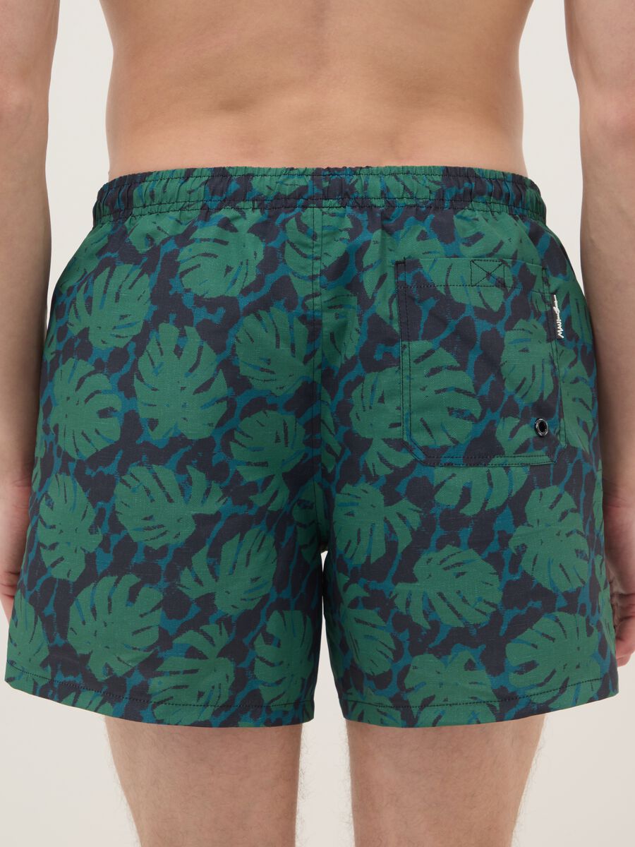Boxer da mare con fantasia tropicale multicolor_2