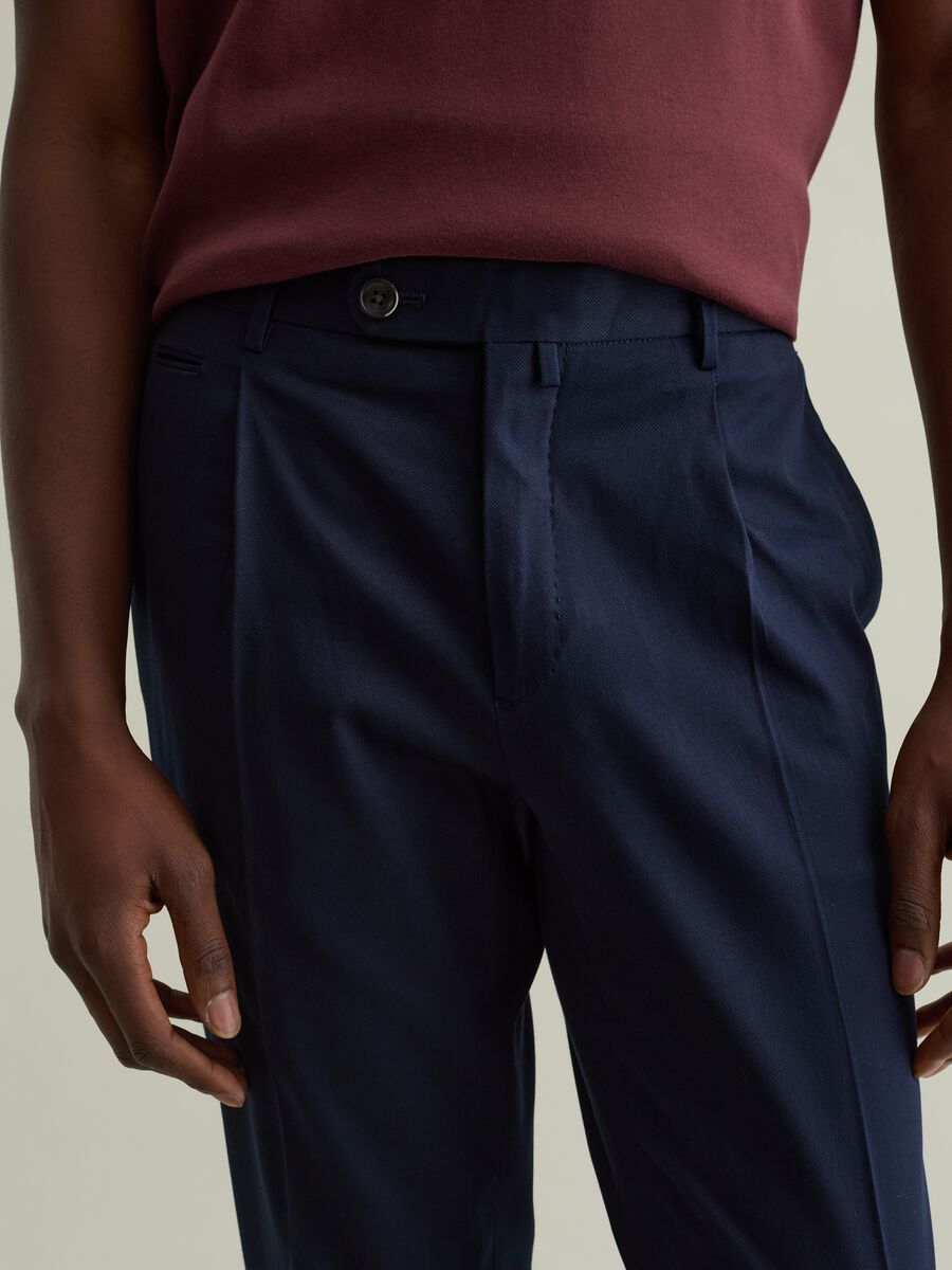 Contemporary chino trousers with darts_2