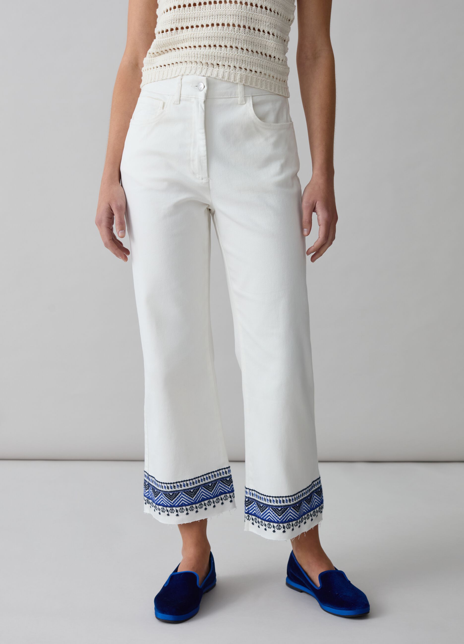 Jeans wide leg con ricami etnici