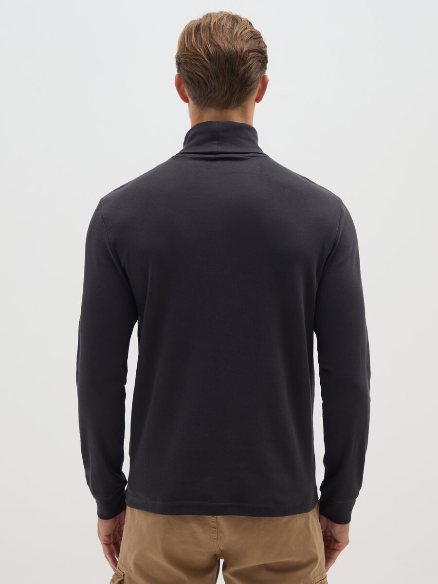 T-shirt nera a maniche lunghe in cotone_2