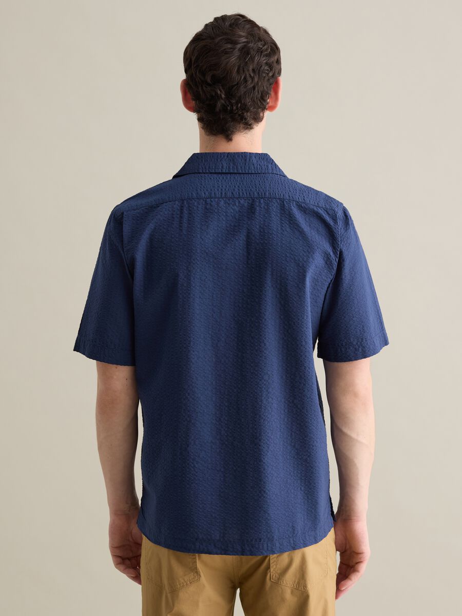 Short-sleeve blue seersucker shirt_3
