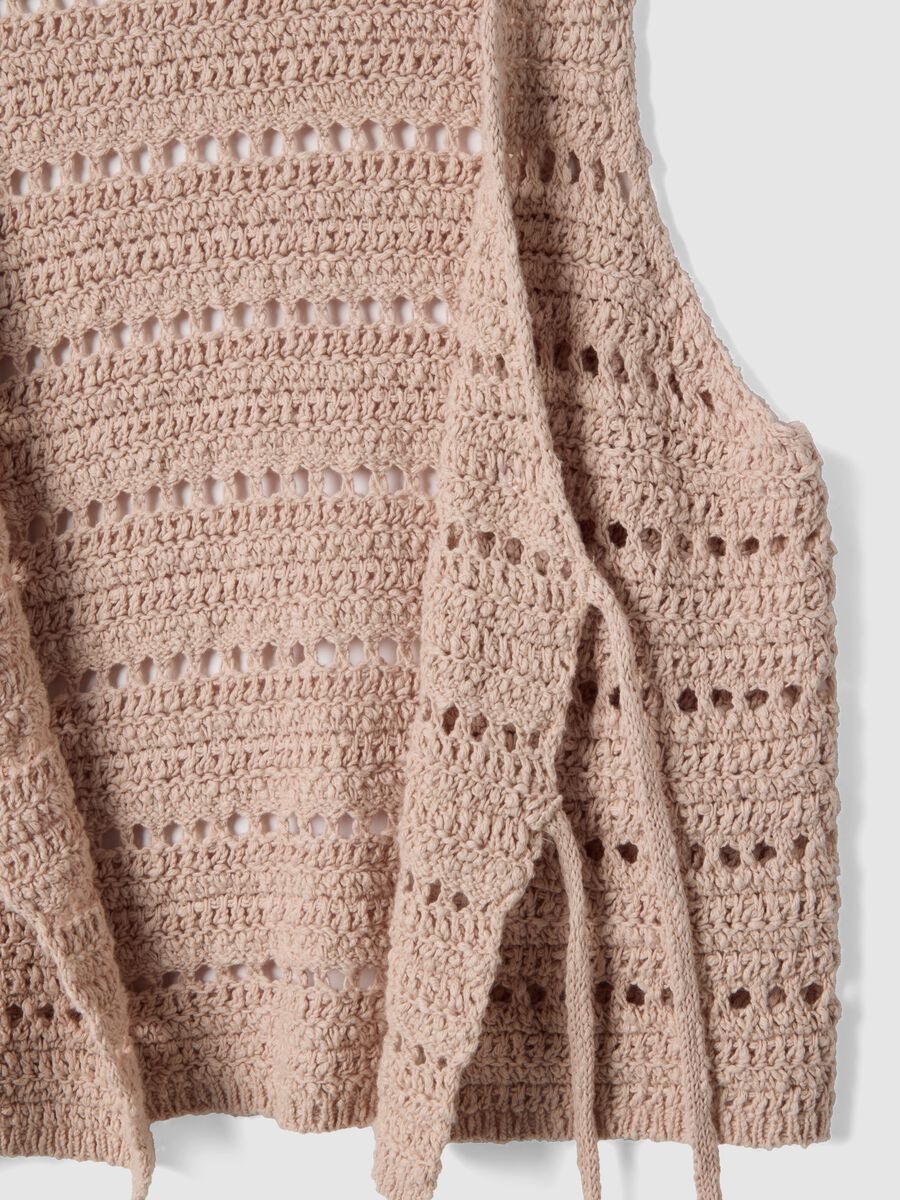 Pink pure cotton regular fit waistcoat with perforated design_5