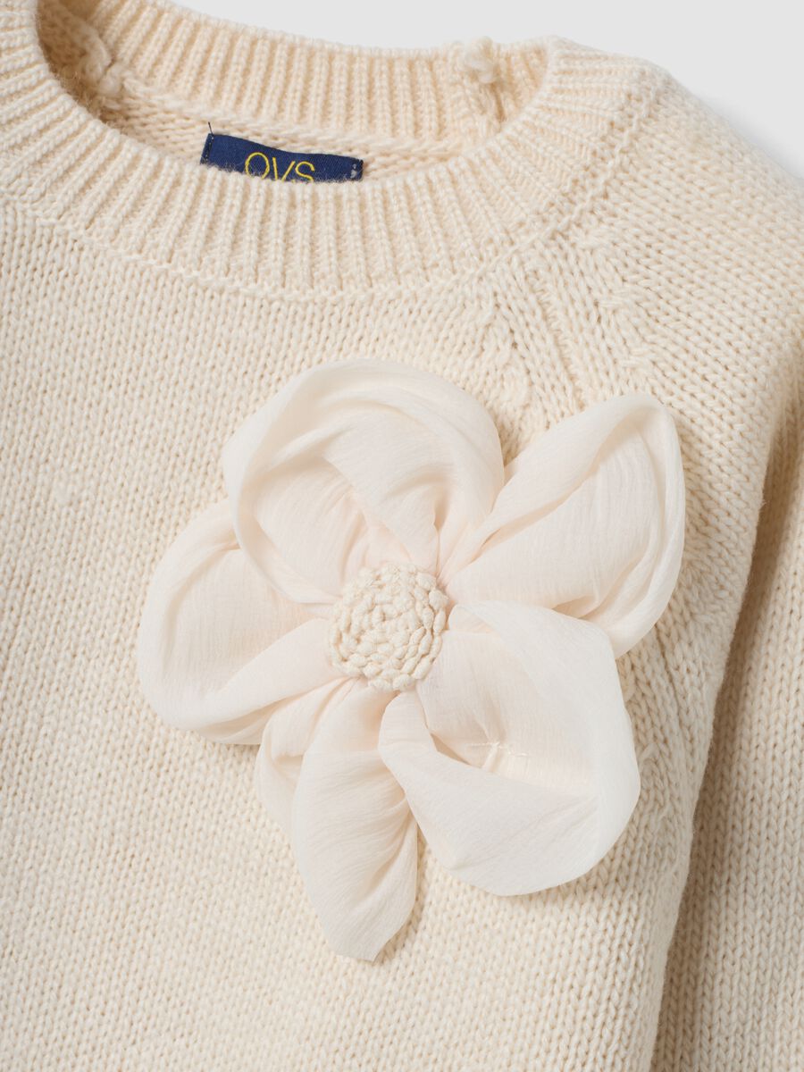 Maglione beige girocollo con fiore regular fit_2
