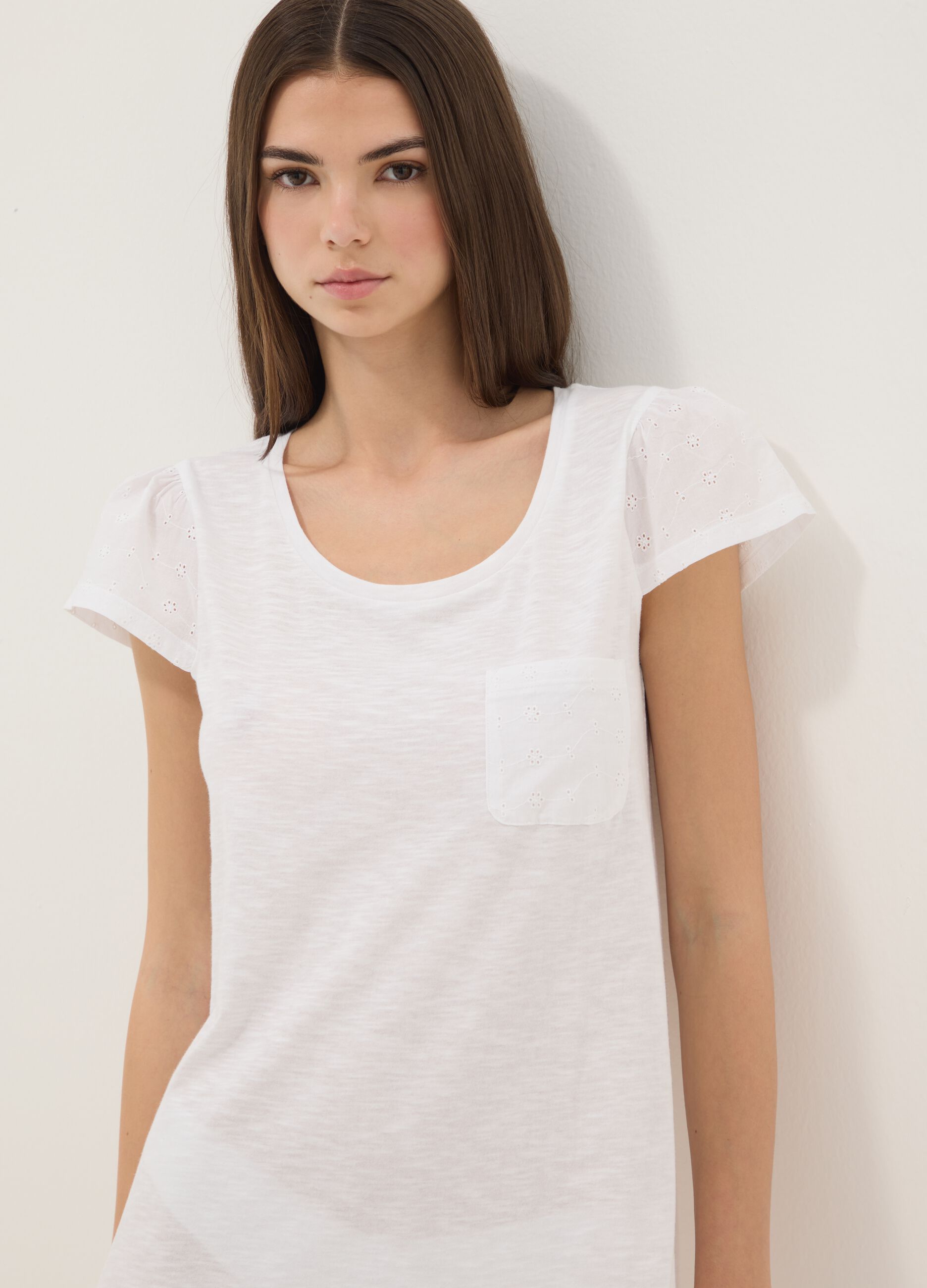 White organic cotton nightshirt with chest pocket