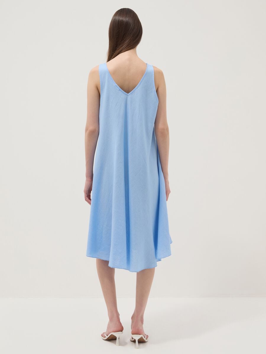 Abito midi azzurro in misto lino e viscosa con scollo a V regular fit_3