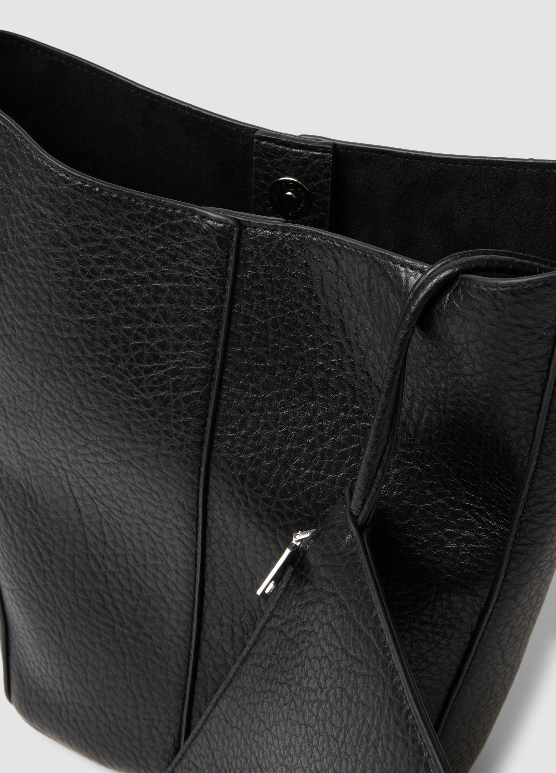 Borsa nera a spalla effetto martellato