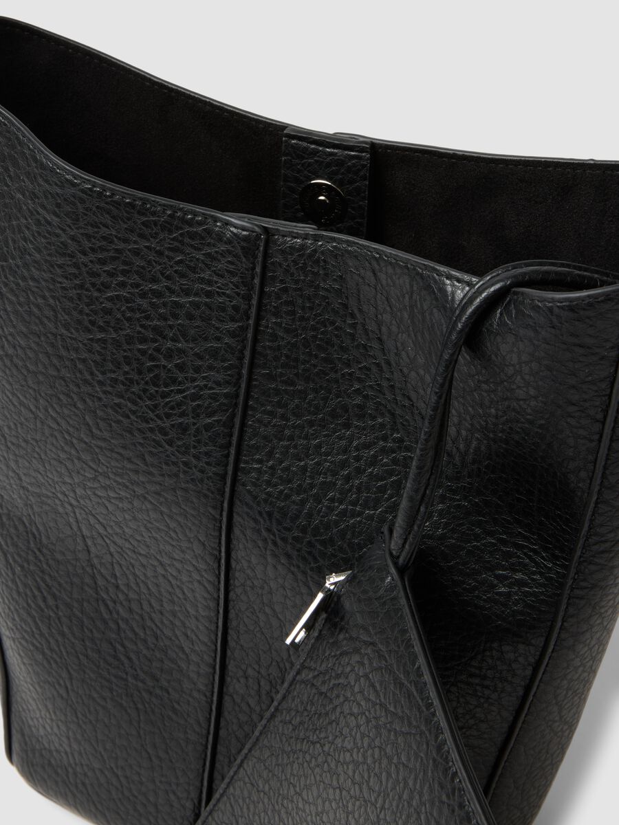 Black hammered-effect shoulder bag_2