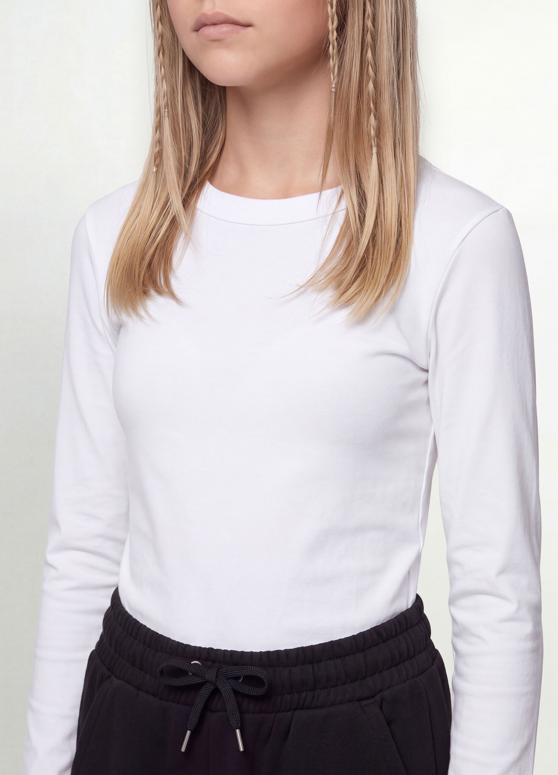 T-shirt bianca in cotone organico e viscosa elasticizzato con collo a costine per ragazza