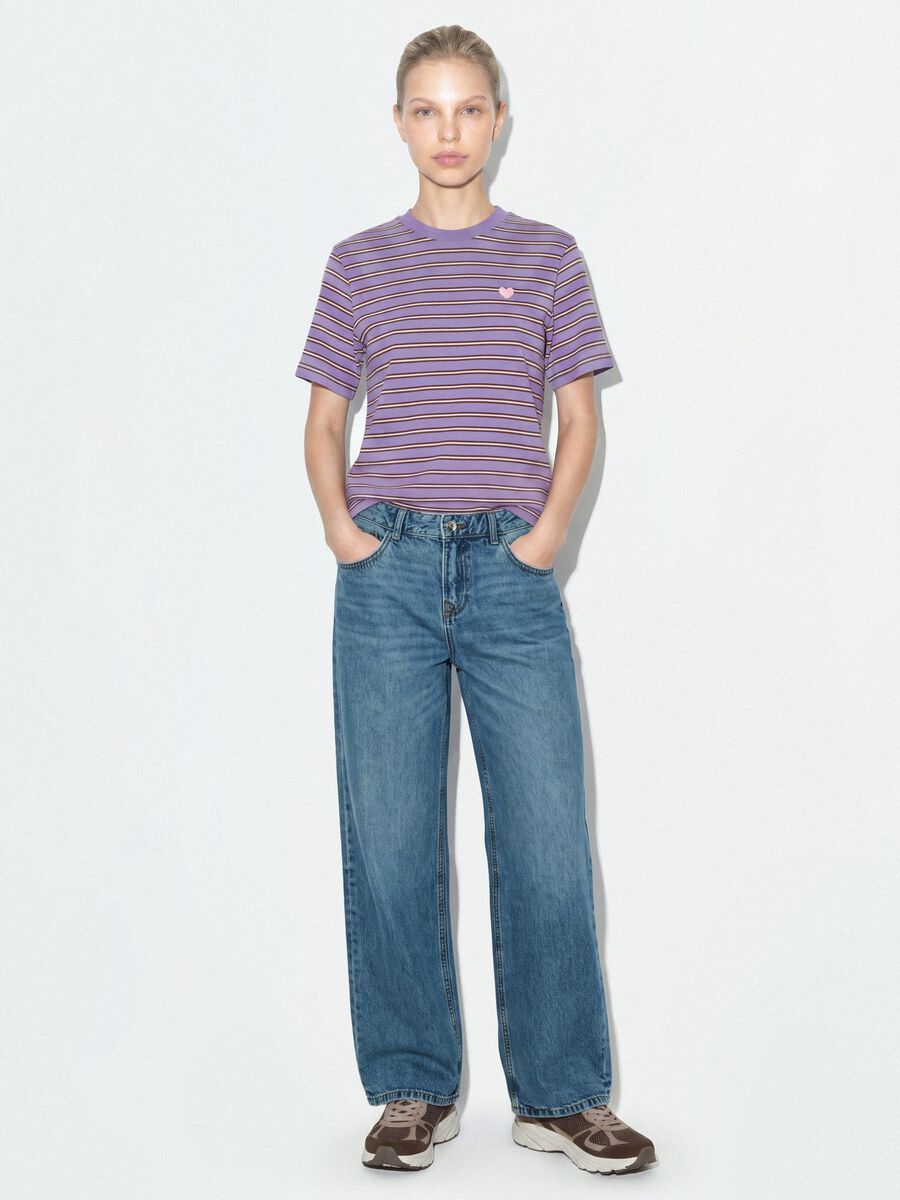 T-shirt viola relaxed fit a righe in puro cotone con ricamo cuore_1
