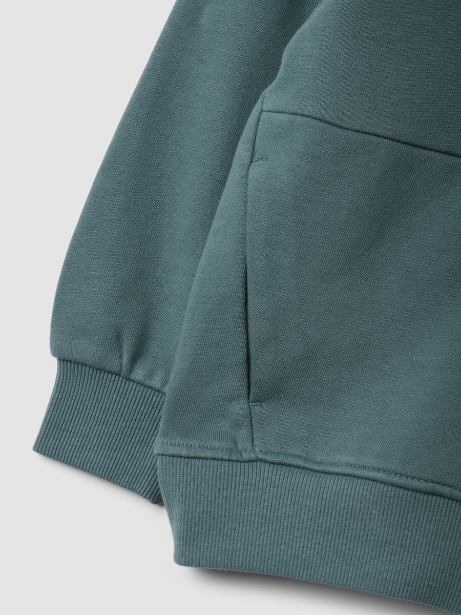 Felpa verde con cappuccio in puro cotone organico over fit per bambino_3