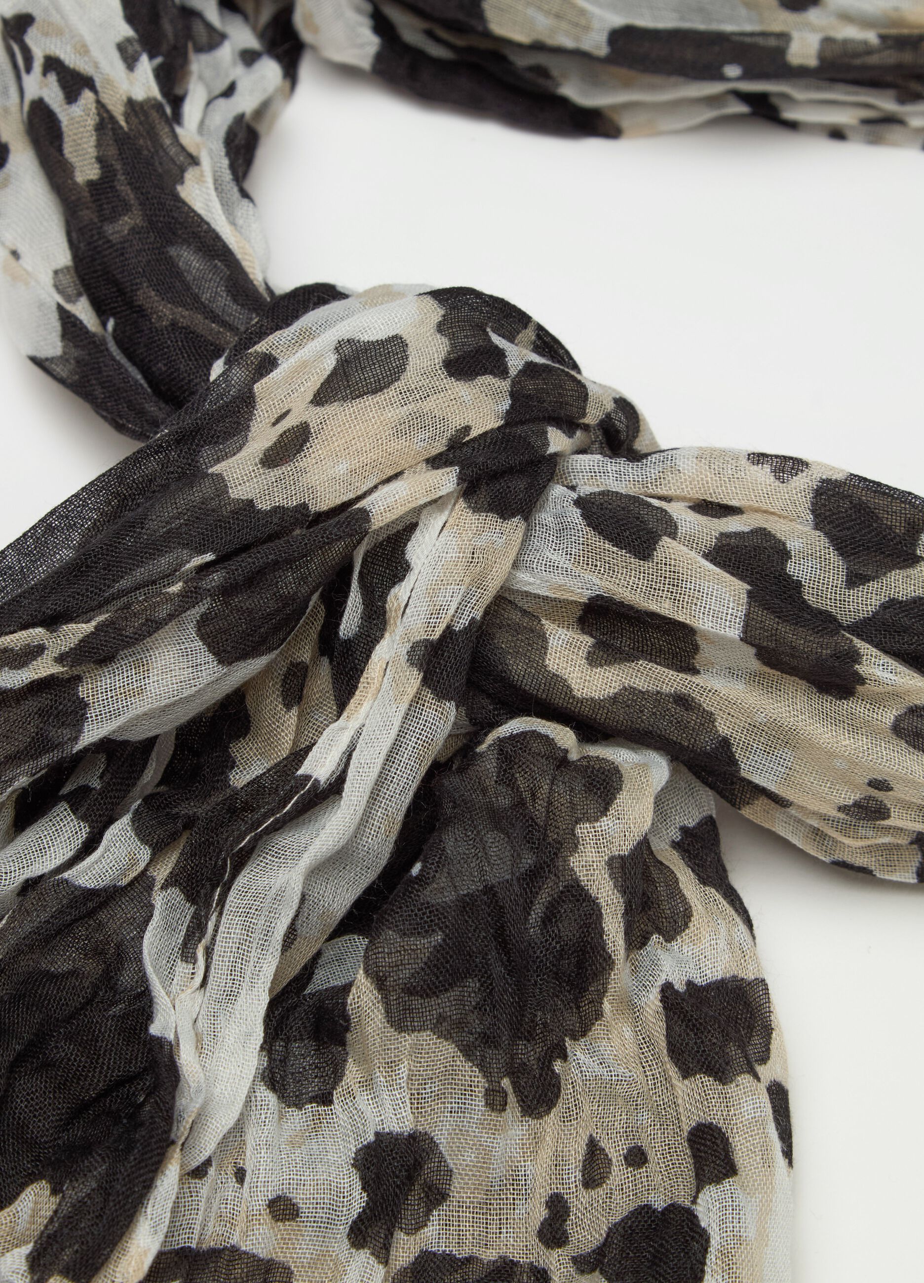 Crinkle-effect speckled pashmina