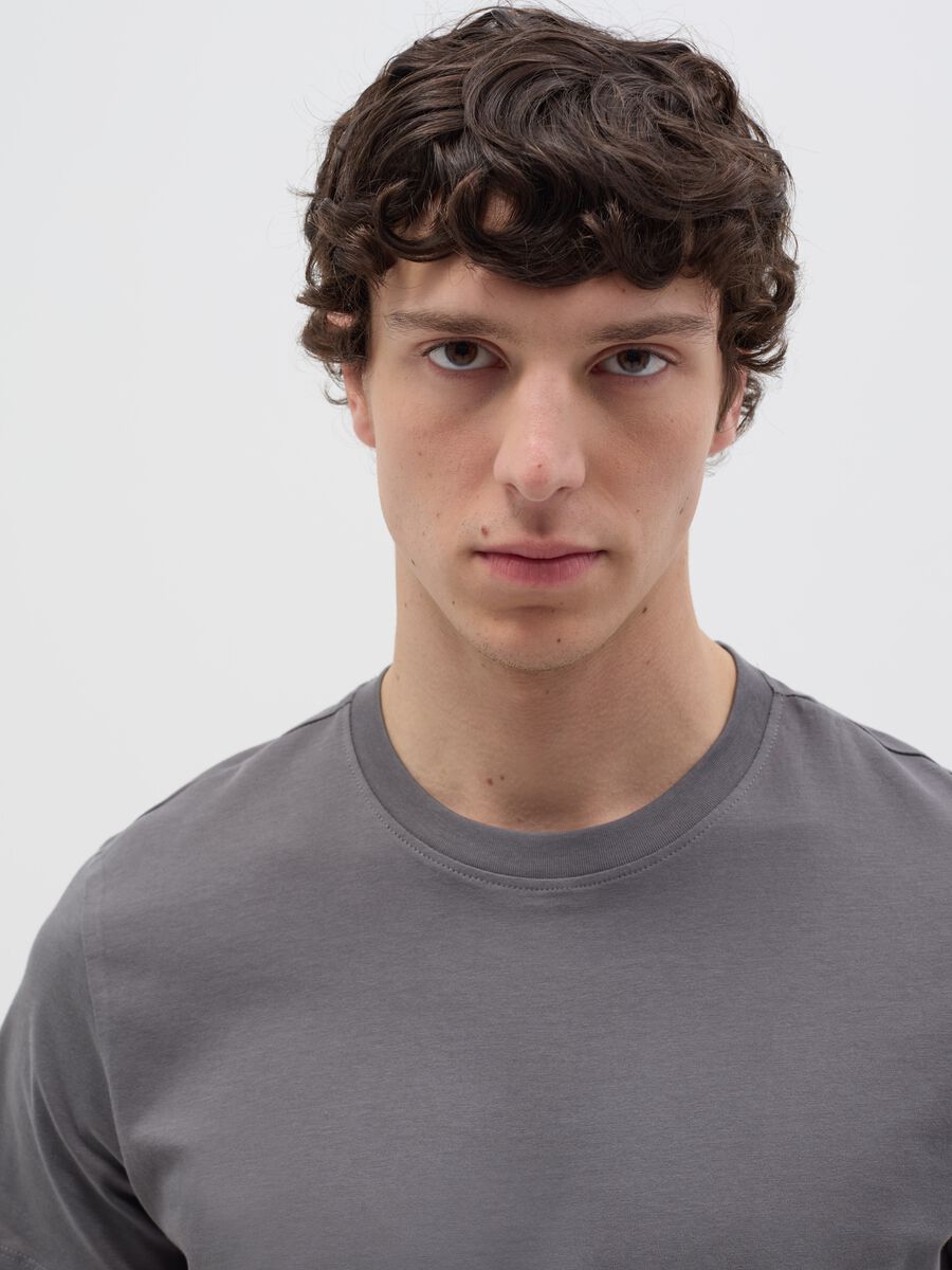 Relaxed-fit T-shirt with round neck_2