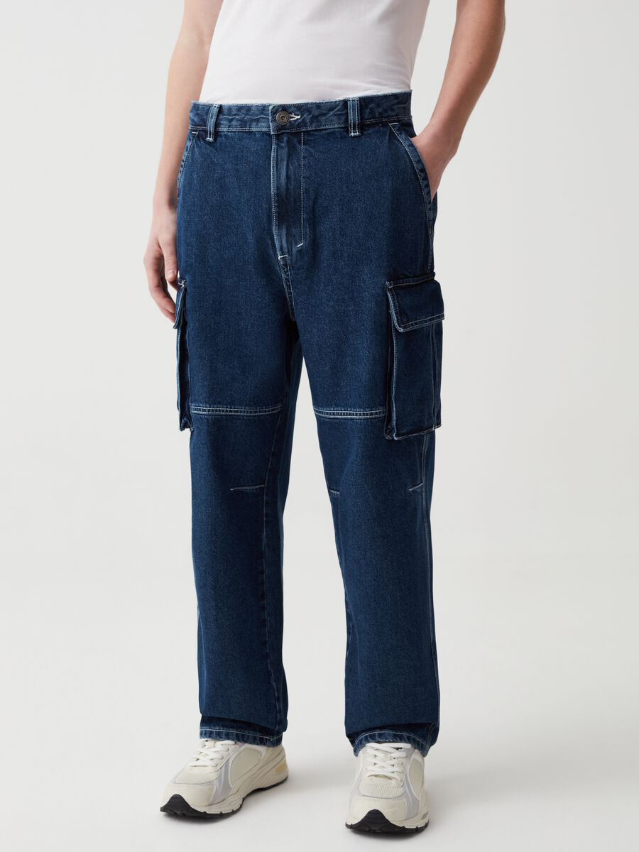 Jeans cargo wide leg con cuciture a contrasto_1