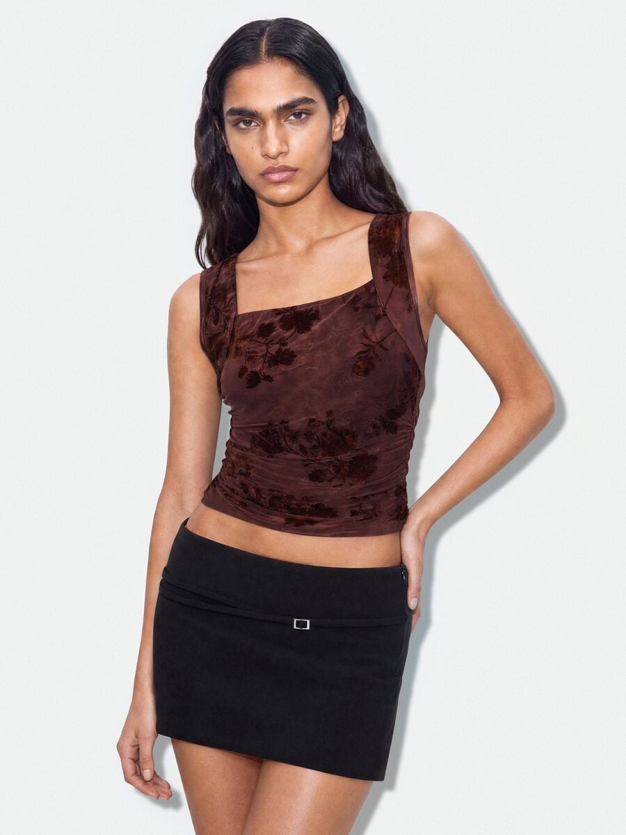 Top fitted rosso in tessuto elasticizzato con fantasia floreale_0