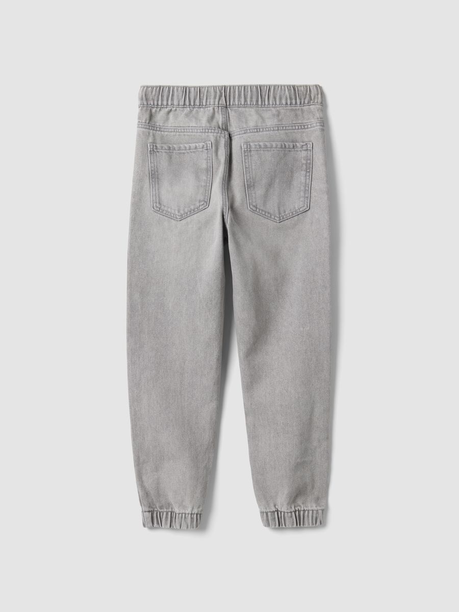 Jog denim grigio in misto cotone e viscosa relaxed fit per ragazzo_5
