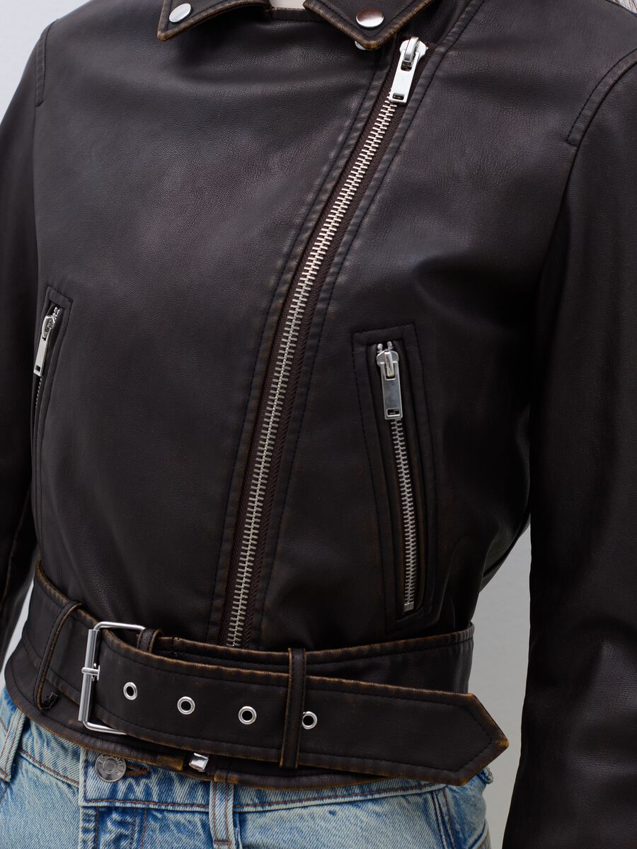 Giacca crop effetto lucido con zip_3