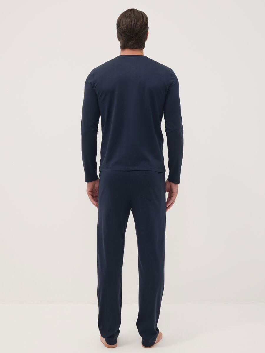 Pigiama blu in puro cotone organico con scollo serafino regular fit_3