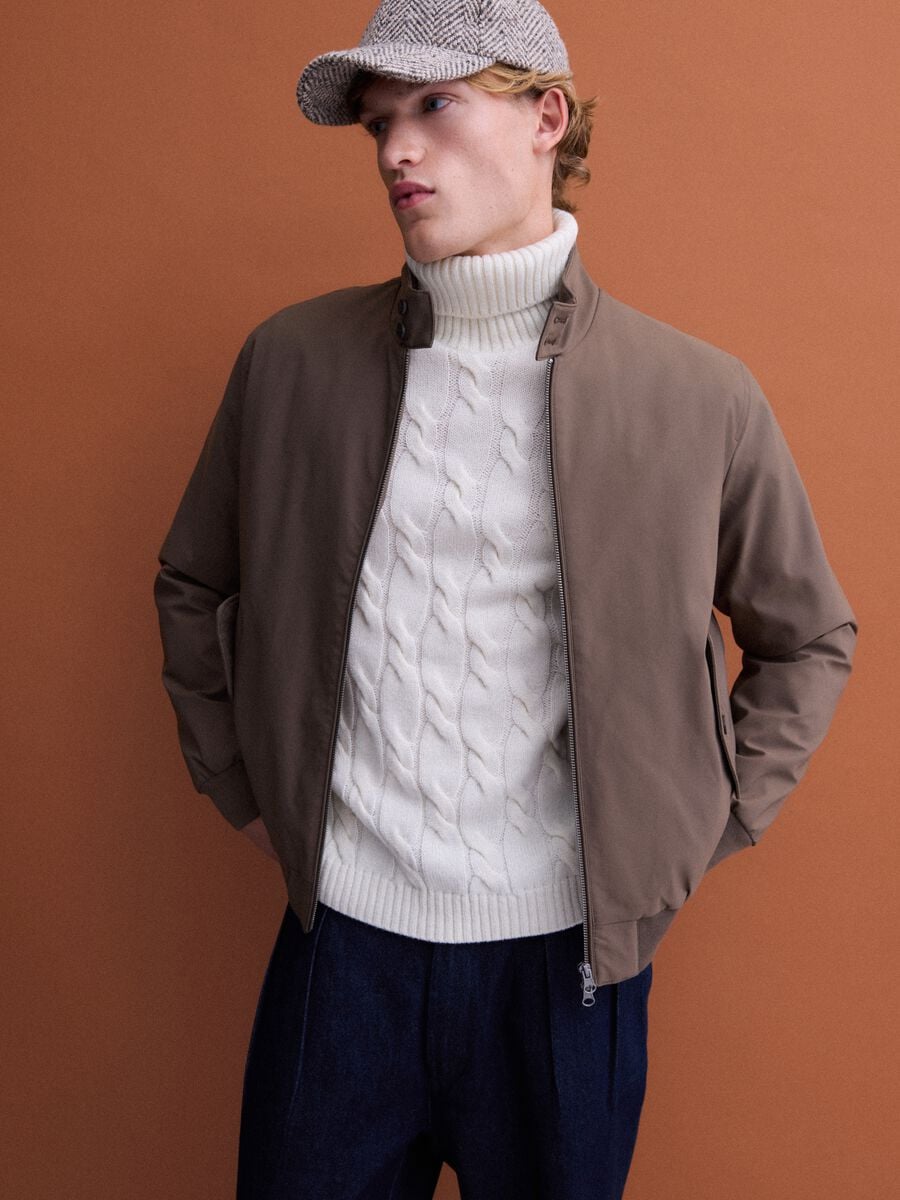 Green padded jacket in a regular fit with zip and high collar_1
