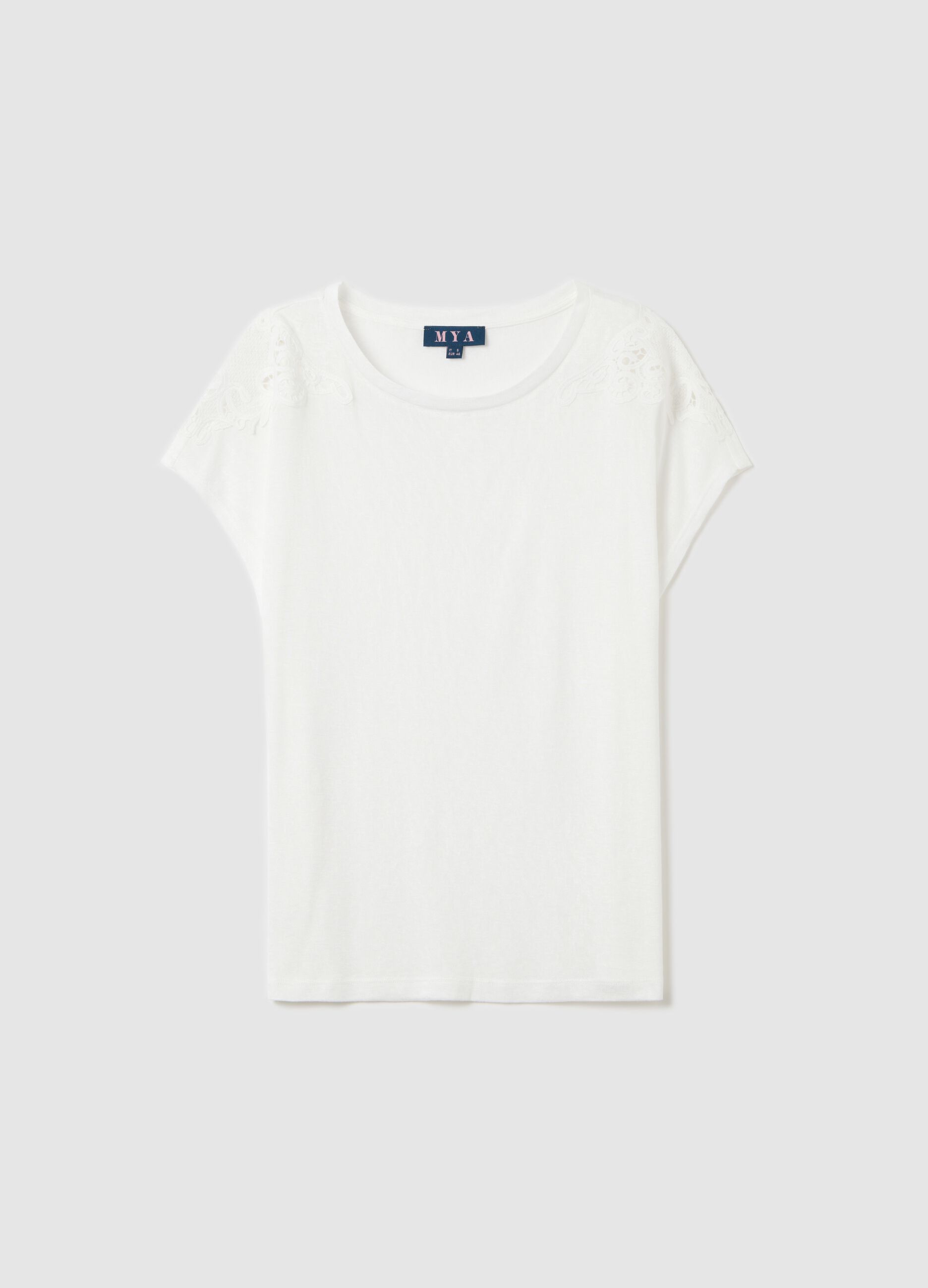 Curvy white T-shirt with lace details