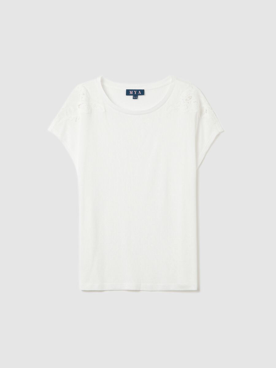 Curvy white T-shirt with lace details_4