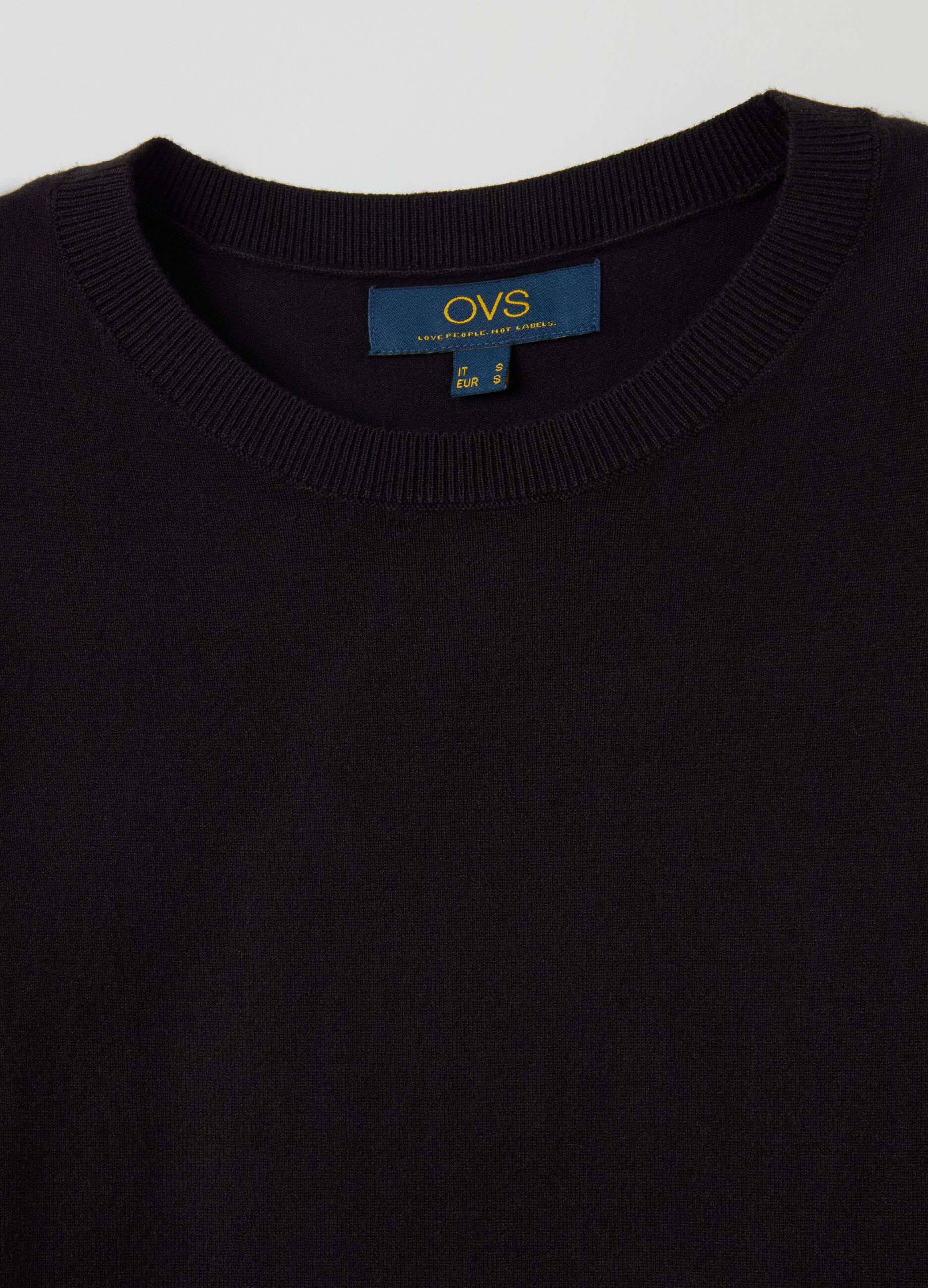 Top with round neck and long sleeves