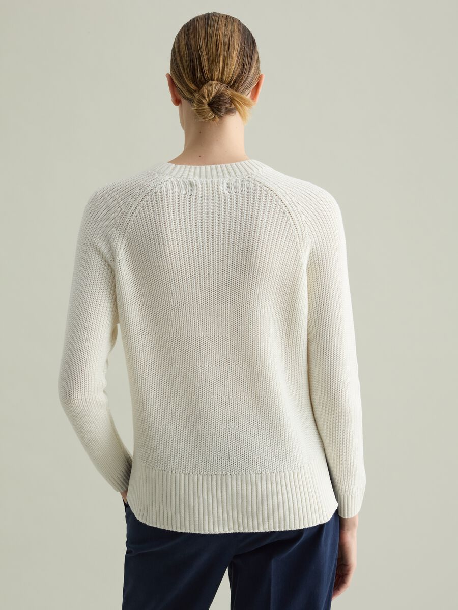 Knit pullover with raglan sleeves_3