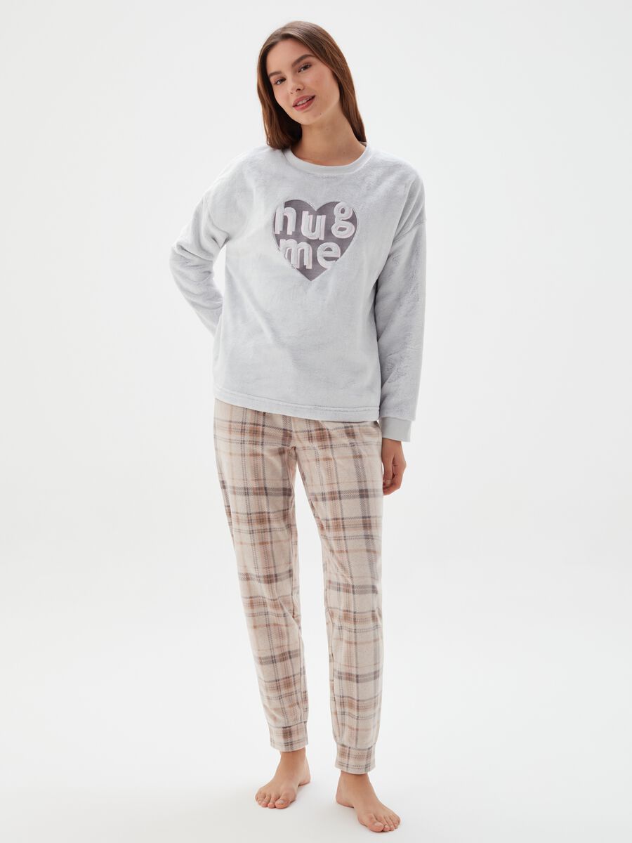 Top pigiama con ricamo cuore e lettering_1