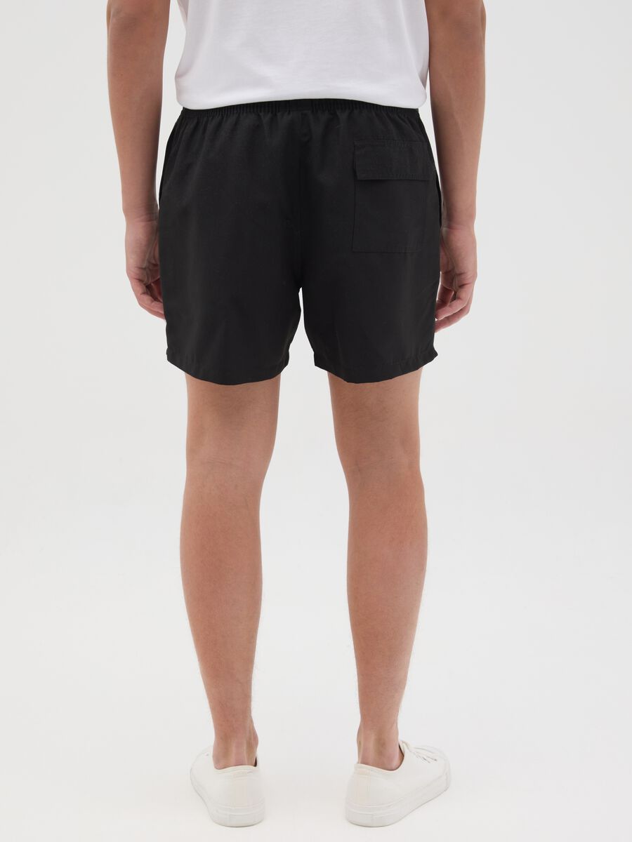 Black swimming trunks with logo print_3