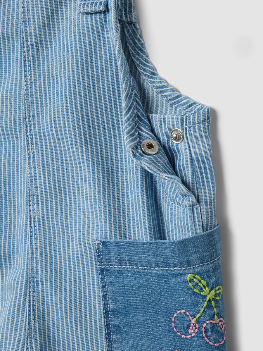 Salopette denim in misto cotone e lyocell con ricami da bimba_2