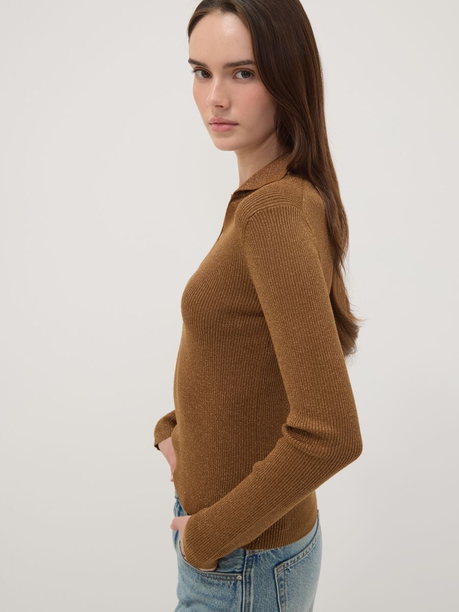 Maglia marrone in misto viscosa a costine con collo polo_0