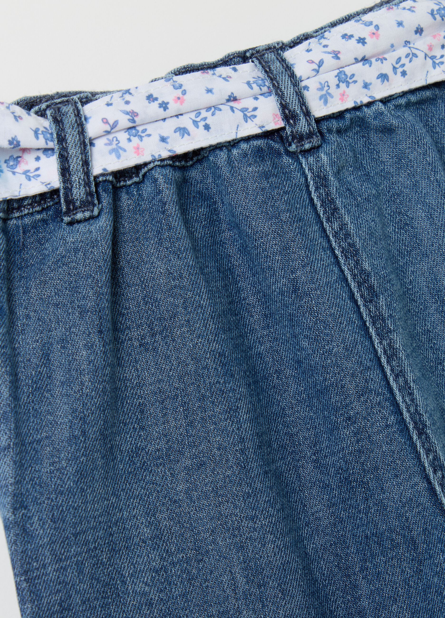 Wide-leg jeans with floral belt