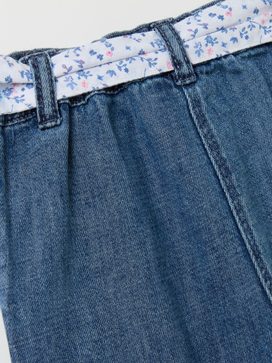 Wide-leg jeans with floral belt_3