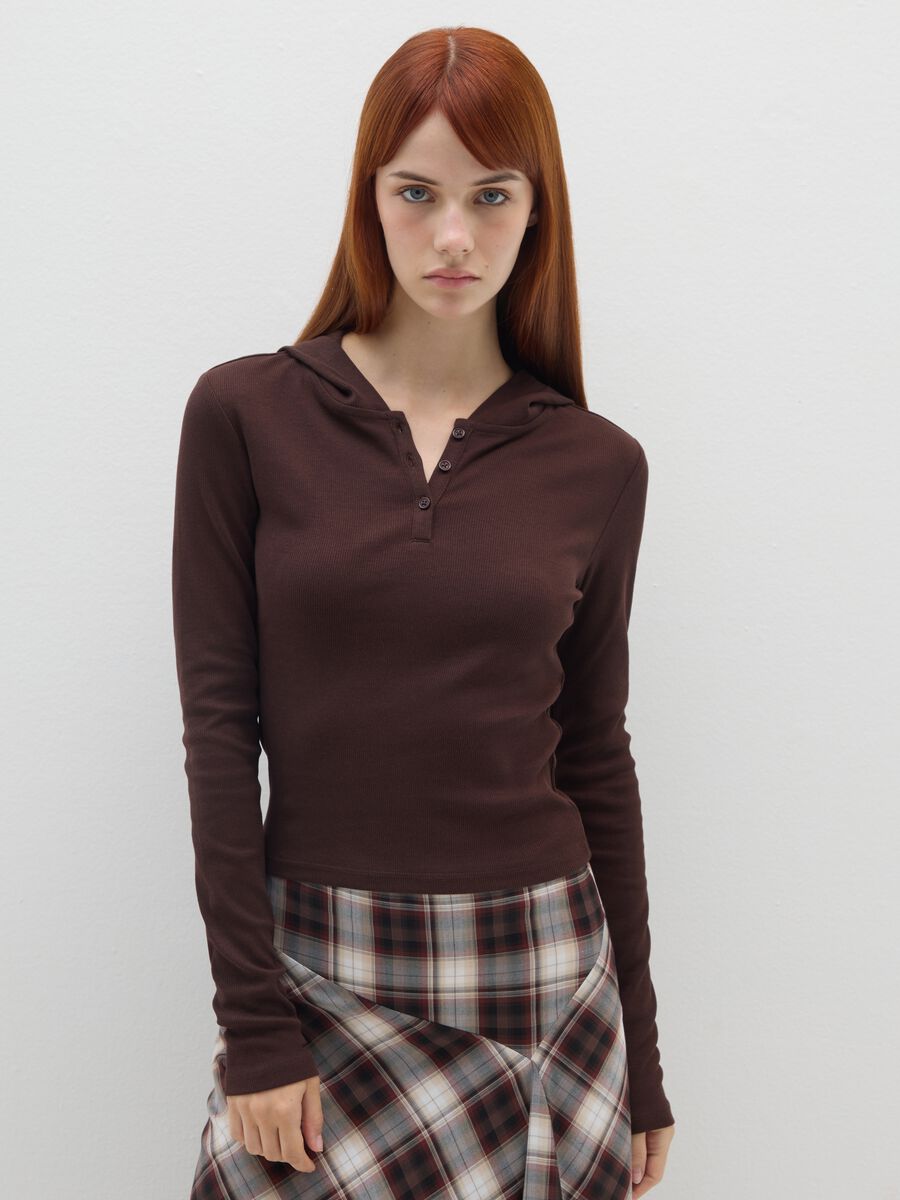 T-shirt in cotone marrone con cappuccio_0