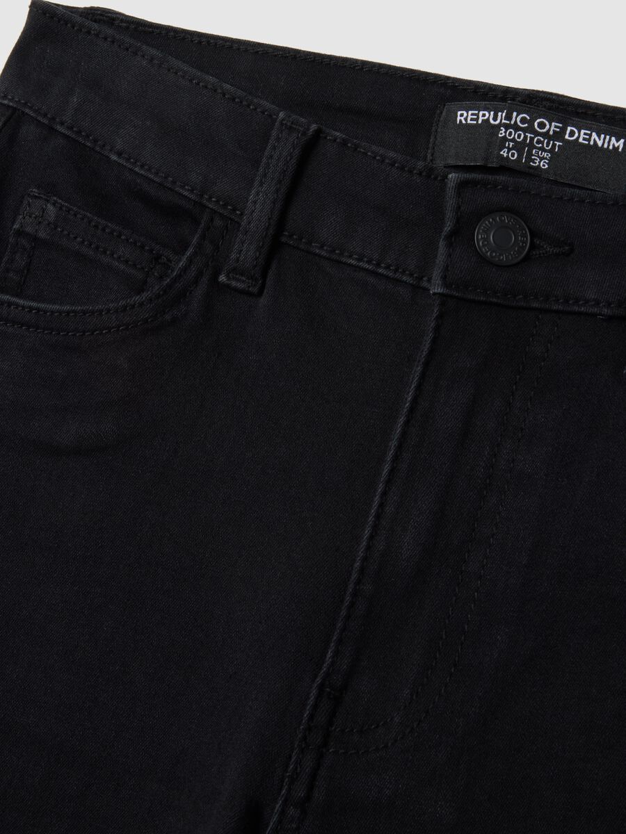 Black denim jeans with bootcut fit_5