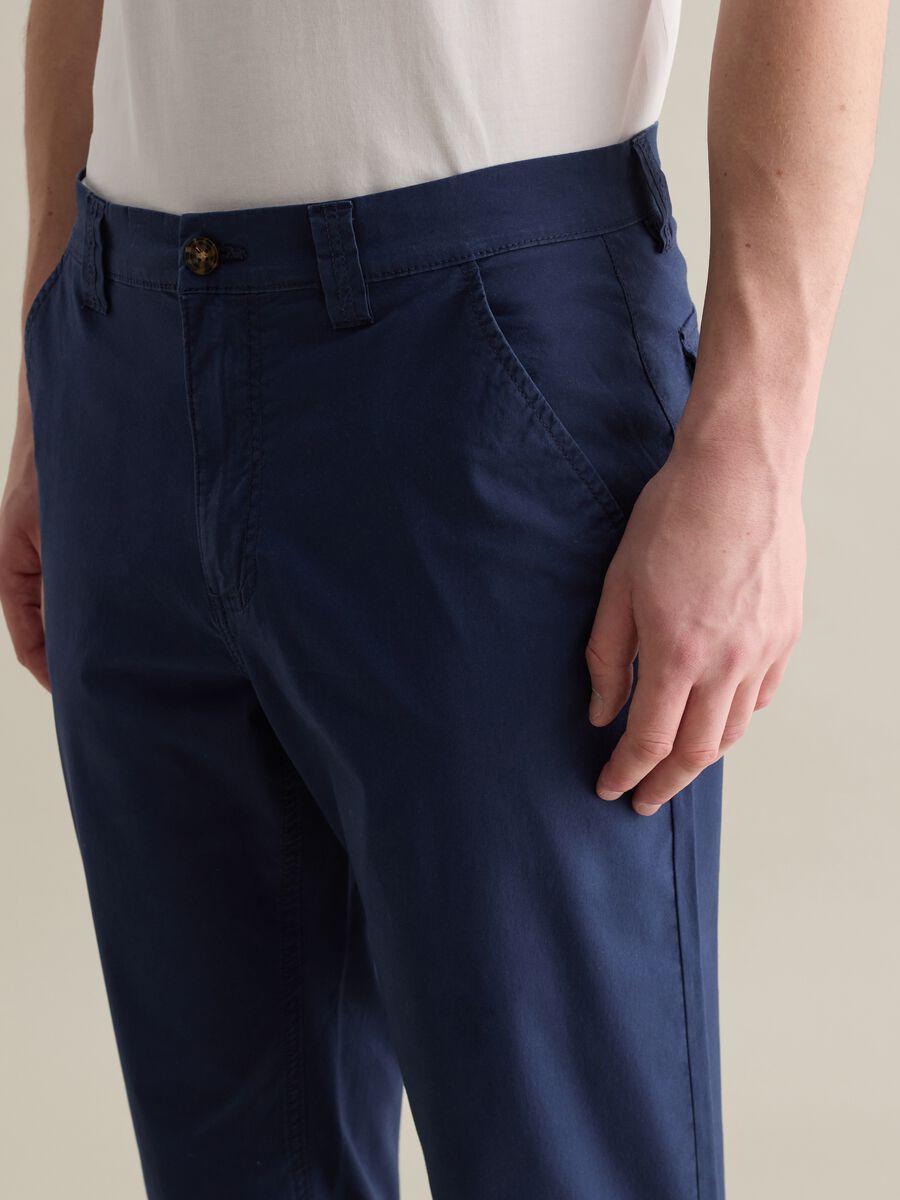 Blue chino trousers in stretch cotton with pockets_2