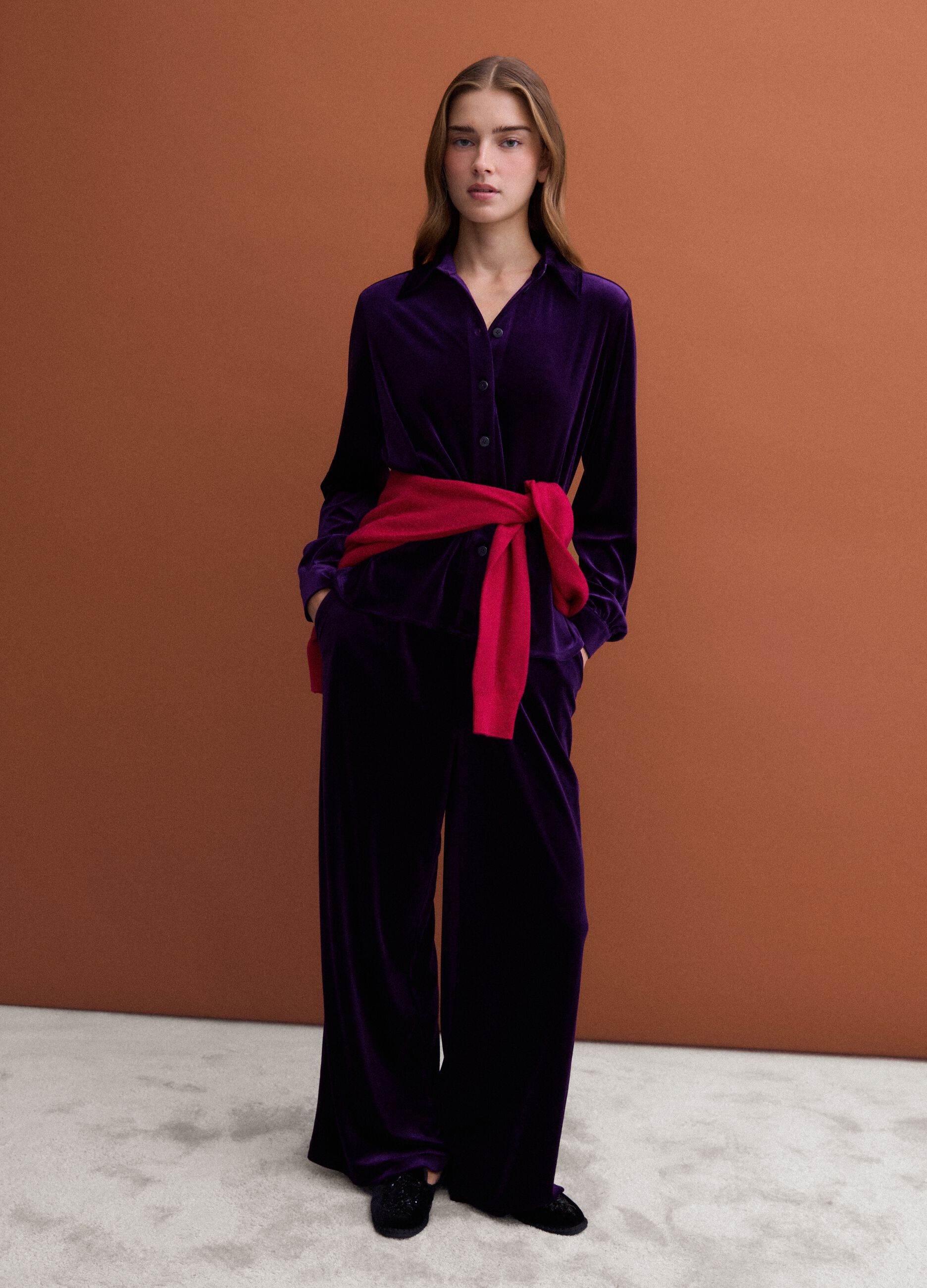 Pantaloni viola wide leg in tessuto elasticizzato effetto velluto