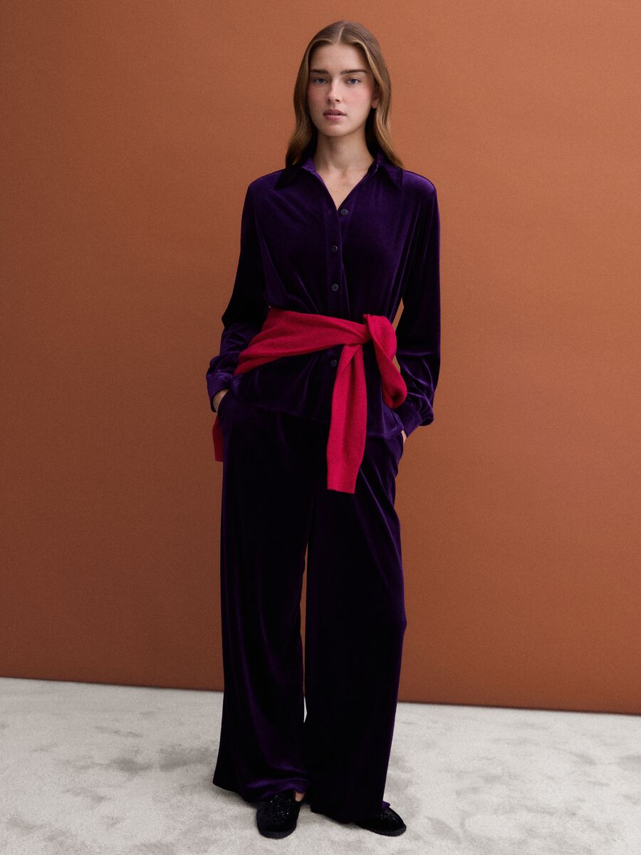Pantaloni viola wide leg in tessuto elasticizzato effetto velluto_0