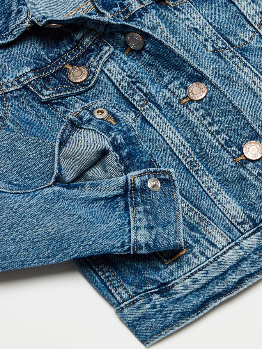 Short jacket in acid wash denim_2